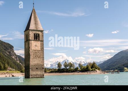 Untergetaucht Glockenturm von Curon bei Graun im Vinschgau am Reschensee (Reschensee) in Südtirol, Südtirol, Südtirol, Italien. Im Vinschgau, Vi Stockfoto