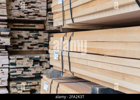 Kingston, NH, USA, 12. März 2021: Holzstapel auf einem Regal zum Verkauf an Verbraucher in einem Einzelhandelsgeschäft für Laubholz Stockfoto