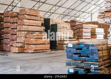 Kingston, NH, USA, 12. März 2021: Holzstapel auf einem Regal zum Verkauf an Verbraucher in einem Einzelhandelsgeschäft für Laubholz Stockfoto