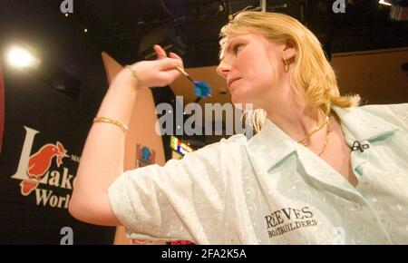 WELTBERÜHMTE CHAMPS AM SEE. TRINA GULLIVER WÄHREND IHRES MATCHES MIT BEV TURNER, BOBBY GEORGE UND RAY STUBBS STELLEN DAVID ASHDOWNDARTS VOR Stockfoto