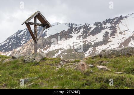 Einsames Kreuz im Hochgebirge im Langtaufers ist ein Tal in Südtirol, Südtirol, Südtirol, Italien. IT i Stockfoto