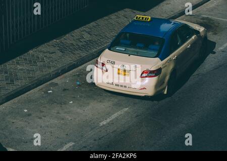 Dubai, VAE - 26. Mai 2013. Toyota Taxi an der Straße des Deira Distrikts in Dubai. Stockfoto