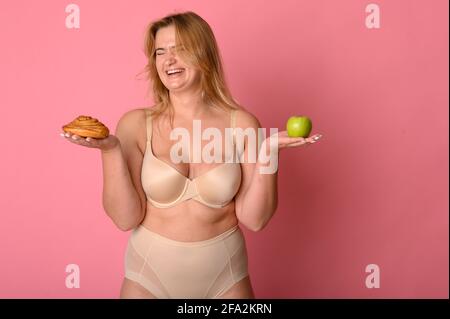 Wählen Sie eine gesunde Ernährung Lebensstil Vergleich zwischen Junk-Food und Obst. Gesunde Ernährung im Vergleich zu Junk-Food Stockfoto