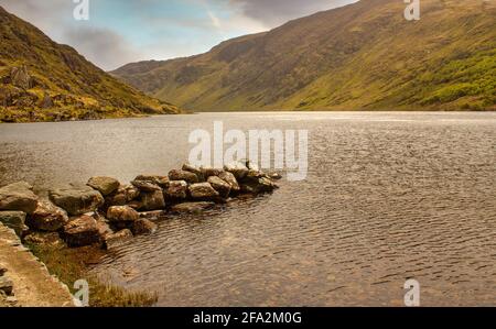 Postglazialer See in einem langen engen Tal auf der Beara-Halbinsel, Irland. Stockfoto