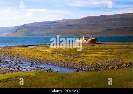 Ein altes Schiffswrack an der Nordküste Islands In der Region Westfjorde Stockfoto