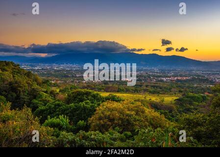 Sonnenuntergang über dem Central Valley von San Jose in Costa Rica Stockfoto