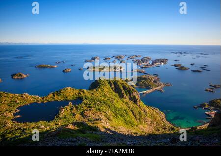 Dorf Henningsvaer vom Festvagtinden auf den Lofoten Inseln, Norwegen Stockfoto