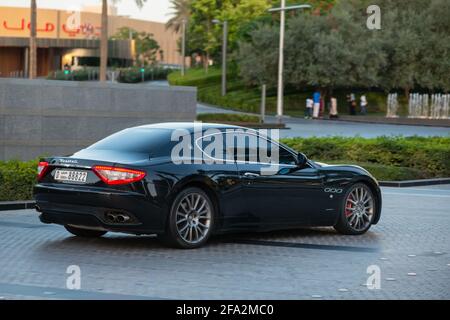 Dubai, VAE - 26. Mai 2013. Black Maserati fährt vom Burj Khalifa ab. Stockfoto