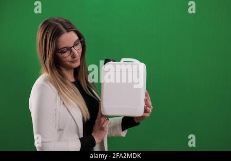 Die junge Frau hält einen Behälter – ideal für Mock-Up Stockfoto