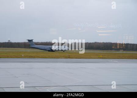 Breslau, Polen - 12. März 2020. Das militärische Transportflugzeug Lockheed C-5 Galaxy der US Air Force erschien auf dem Copernicus-Flughafen in Breslau. Stockfoto