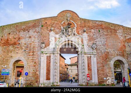 Porta Camollia, eines der nördlichen Tore der Altstadt von Siena, Toskana, Italien Stockfoto