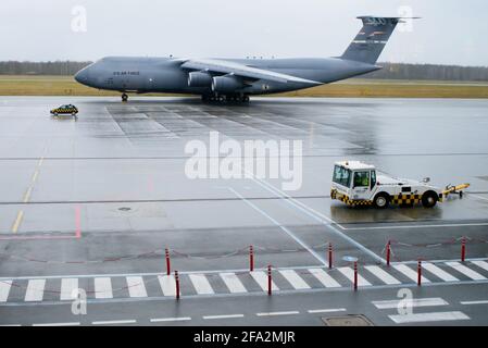 Breslau, Polen - 12. März 2020. Das militärische Transportflugzeug Lockheed C-5 Galaxy der US Air Force landete gerade auf dem Copernicus-Flughafen in Breslau. Bi Stockfoto
