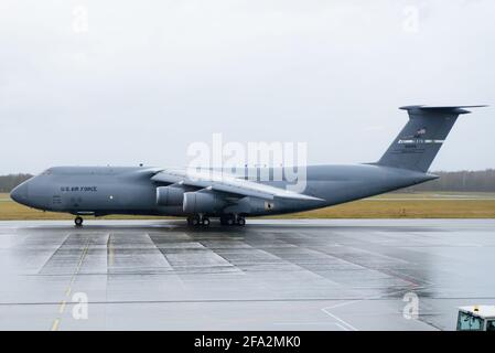 Breslau, Polen - 12. März 2020. Das militärische Transportflugzeug Lockheed C-5 Galaxy der US Air Force erschien auf dem Copernicus-Flughafen in Breslau. Stockfoto