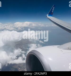 Dubai, VAE - 1. Juni 2013. Eine Boeing 737 der Fly Dubai Airlines fliegt über den Irak. Stockfoto