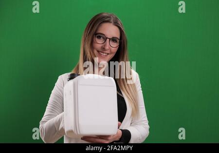 Die junge Frau hält einen Behälter – ideal für Mock-Up Stockfoto