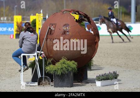 Hagen Am Teutoburger Wald, Deutschland. April 2021. 'Hof Kasselmann' ist auf einer Skulptur geschrieben. Hier findet auch die internationale Pferdeshow Horses & Dreams statt. Quelle: Friso Gentsch/dpa/Alamy Live News Stockfoto