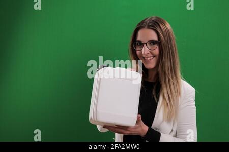 Die junge Frau hält einen Behälter – ideal für Mock-Up Stockfoto