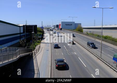 BELLEN - 22. APRIL 2021: Blick auf die A13 in Richtung London von einer Fußgängerbrücke in Barking. Stockfoto