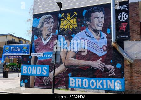 LONDON - 22. APRIL 2021: Ein Wandgemälde mit Bill Bonds und Sir Trevor beim Brooking im Priorat in Newham, in der Nähe des alten Upton Park-Geländes von WHUFC. Stockfoto