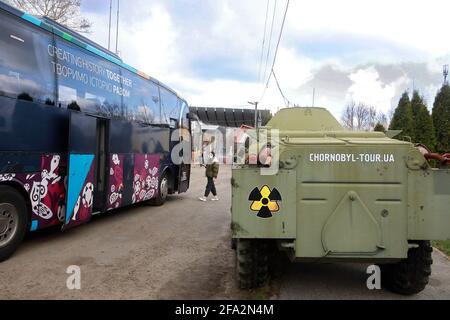 KIEW, UKRAINE - 21. APRIL 2021 - Ein Sightseeing-Bus wird am Ditiatky-Checkpoint am Eingang zur Tschernobyl-Sperrzone, Kiew R, Geparkt Stockfoto