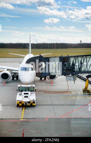 Breslau, Polen - 12. März 2020. LOT polnischer Arilines Jet Ankunft am Copernicus Airport Wroclaw. Stockfoto