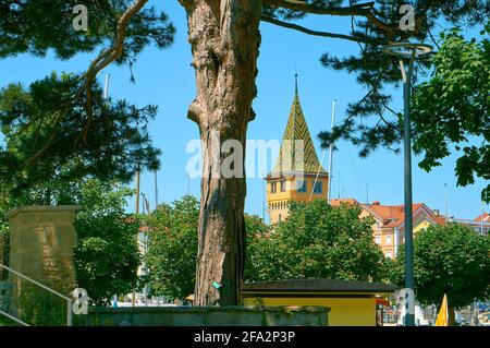 Alter Leuchtturm (Mangturm) im Hafen von Lindau. Bayern, Deutschland. Stadt auf einer Insel mitten im Bodensee Stockfoto