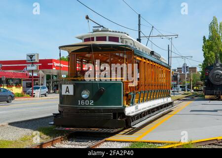 Lowell Open Trolley Streetcar #1602 im National Streetcar Museum auf der Dutton Street in Downtown Lowell, Massachusetts, MA, USA. Stockfoto