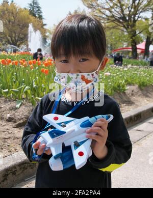 Tonami, Japan. April 2021. Ein Junge mit einer Gesichtsmaske posiert für den Fotografen während der Eröffnungsfeier zur „70. Tonami Tulip Fair“ im Tonami Tulip Park in Tonami, Präfektur Toyama, Japan, am Donnerstag, 22. April 2021. Foto von Keizo Mori/UPI Credit: UPI/Alamy Live News Stockfoto