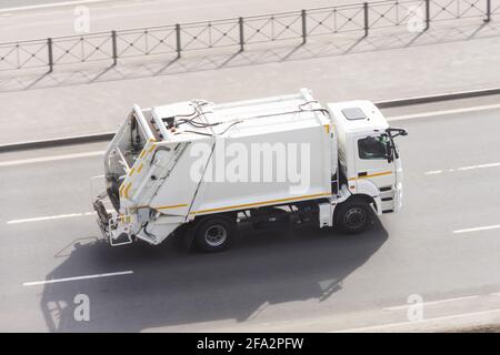 Recycling weiße LKW-Fahrten auf der Straße in der Stadt Stockfoto