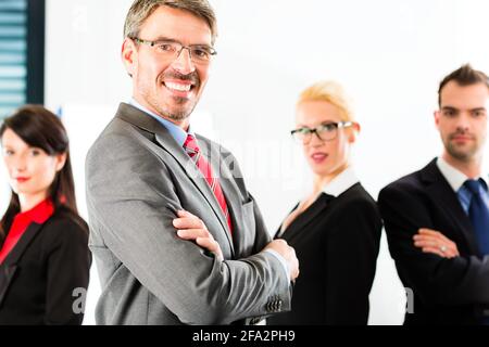 Business - Gruppe der erfolgreiche und selbstbewusste Unternehmer als Team und zeigen Sie Stockfoto