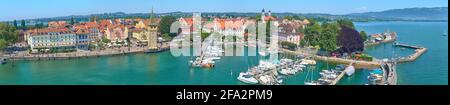 Hafen im Hafen von Lindau, Bayern. Deutsche Stadt auf einer Insel mitten im Bodensee. Blick vom Neuen Leuchtturm Stockfoto