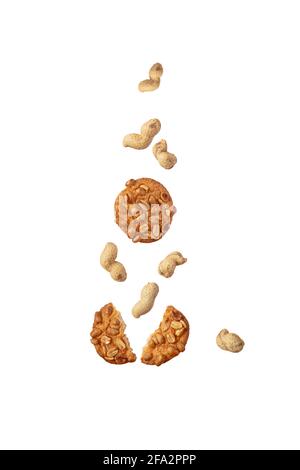 Herabfallende Kekse und Erdnüsse auf weißem Hintergrund isoliert Stockfoto
