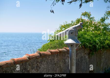 Fernglas-Teleskop auf Aussichtsplattform für Touristen in Lindau. Münzfernglas für Touristen Stockfoto