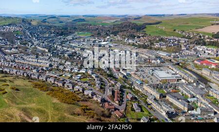 Luftaufnahme von der Drohne (C0-Klasse) über die Stadt Hawick in Scottish Borders, Schottland, Großbritannien Stockfoto