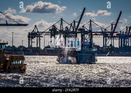 Raddampfer Louisiana Star der Reederei Abicht während einer Hafenrundfahrt in Hamburg. Stockfoto