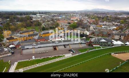 Luftaufnahme von der Drohne der Tribüne und des Pavillons der Musselburgh Racecourse , East Lothian, Schottland, Großbritannien Stockfoto