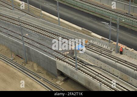 Dhaka, Bangladesch. April 2021. Ein Blick auf das Metro Trains-Projekt in Dhaka.von den sechs Bussen werden heute vier in das Depot verlagert, der Rest wird morgen umgezogen, berichten Quellen bei Dhaka Mass Transit Company Limited (DMTCL), der Durchführungsorganisation des Projekts. Kredit: SOPA Images Limited/Alamy Live Nachrichten Stockfoto