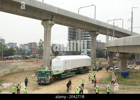 Dhaka, Bangladesch. April 2021. Omnibusse von U-Bahnen werden zum Diabari-Depot von Dhaka transportiert.von den sechs Omnibussen werden heute vier in das Depot verlegt, während der Rest morgen umgezogen wird, sagten Quellen von Dhaka Mass Transit Company Limited (DMTCL), der Durchführungsbehörde des Projekts. Kredit: SOPA Images Limited/Alamy Live Nachrichten Stockfoto