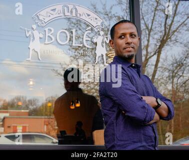 Minneapolis, Usa. April 2021. Solomon Hailie, Inhaber des äthiopischen Restaurants „Bole“, posiert am Dienstag, den 20. April 2021, vor seinem Restaurant in Minneapolis, Minnesota. Das Restaurant wurde bei den Unruhen nach dem Tod von George Floyd im Jahr 2020 zerstört, und die Gemeinde hob über 100 000 Personen an, um beim Wiederaufbau zu helfen. „Ich wollte einen sicheren Ort für alle Rassen, alle Menschen schaffen und ich glaube, dass äthiopisches Essen dazu beiträgt, einen solchen Ort zu schaffen“, sagte Hailie. Foto von Jemal Gräfin/UPI Credit: UPI/Alamy Live News Stockfoto