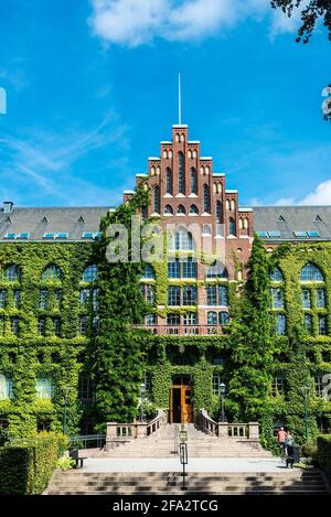 Lund, Schweden - 30. August 2019: Fassade der Zentralbibliothek der Universität mit Menschen in der Umgebung der Universität Lund in Lund, Scania, Schweden Stockfoto