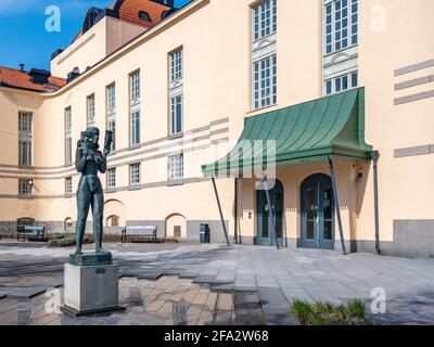 Bronzeskulptur von Thalia die Muse der Komödie und Idylle Poesie des schwedischen Künstlers Bror Hjort im Park draußen Das Theatergebäude in Norrkoping Stockfoto