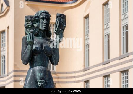 Bronzeskulptur von Thalia die Muse der Komödie und Idylle Poesie des schwedischen Künstlers Bror Hjort im Park draußen Das Theatergebäude in Norrkoping Stockfoto