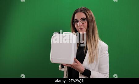 Die junge Frau hält einen Behälter – ideal für Mock-Up Stockfoto