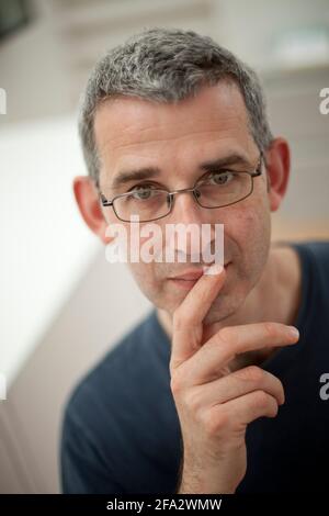 Edmund De Waal , Autor von The Hare with Amber Eyes und Keramikkünstler, fotografiert während eines Interviews in seinem Studio im Südosten Londons. 22. Juni 2 Stockfoto