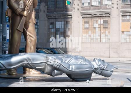 Denkmal zum Krieg von 1812 von Douglas Coupland (2008) - Detail des gefallenen Soldaten mit siegreichem Infanteristen in der Nähe Stockfoto