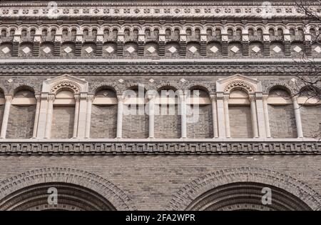 Royal Ontario Museum (Toronto) – äußeres Detail des Originalgebäudes (Von der Westseite oder vom Philosophenweg aus gesehen) Stockfoto