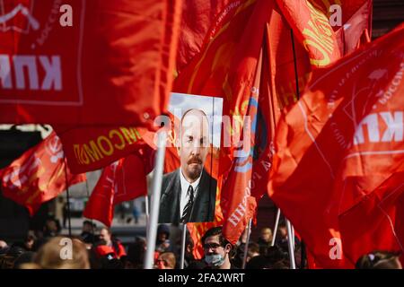 Moskau. April 2021. Das am 22. April 2021 aufgenommene Foto zeigt ein Porträt von Wladimir Lenin während einer Blumenverlegung im Mausoleum Lenins anlässlich des 151. Jahrestages der Geburt des revolutionären Führers in Moskau, Russland. Quelle: Evgeny Sinitsyny/Xinhua/Alamy Live News Stockfoto