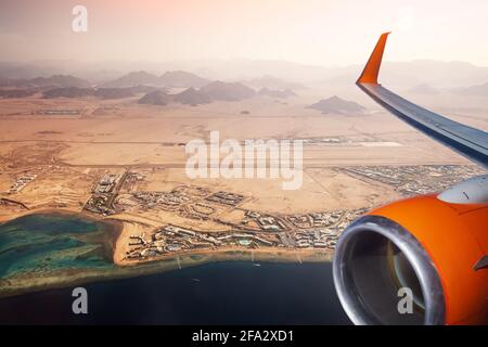 Wunderschöne Aussicht vom Flugzeugfenster auf die ägyptische Küste Stockfoto