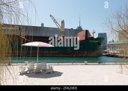 Sugar Beach (Toronto): Pinkfarbener Sonnenschirm und Stühle Stockfoto