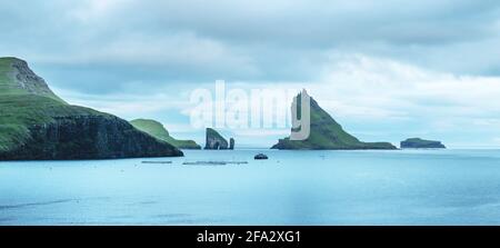 Dramatischer Blick auf die Drangarnir und Tindholmur Stockfoto